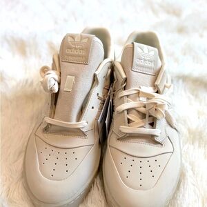 ADIDAS RIVALRY LUX LOW W
Cream White/ Cream White/ Aluminium